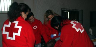 Trasladan al hospital a 3 de los 63 inmigrantes rescatados hoy en dos pateras