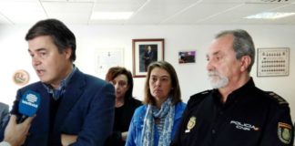 El diputado nacional del PP Carlos Rojas visita la comisaría de policía de Motril