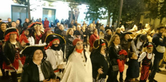Centenares de motrileños se echan a la calle a disfrutar de los carnavales pese al fin de semana de viento
