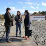 Alicia Crespo (izq) y Gloria Chica en una de las paraselas instaladas en las playas de Motril