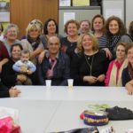 Foto de familia de la alcaldesa con las uisuarias del taller de San Antonio
