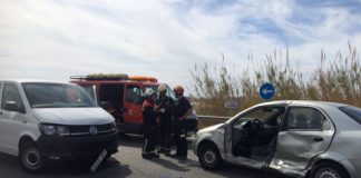 Accidente de tráfico con heridos de diversa consideracion en la curva la Plata