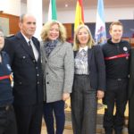 La alcaldesa de Motril (3ª izq) y la teniente de alcalde responsable de Seg Ciudadana con los bomberos condecorados