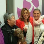 Laura Díaz (izq) junto a familiares y amigos desplazados hasta Huelva, junto a Susana Díaz