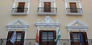 Banderas a media asta en el Ayuntamiento de Motril por el fallecimiento Francisco Pérez Oliveros
