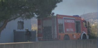 Los bomberos sofocan el incendio declarado en una finca en la margen derecha de la rambla de los Álamos