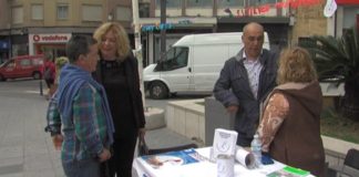 La asociación ‘Parkinson Motril’ instala mesas informativas para dar a conocer su labor y visibilizar esta enfermedad