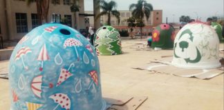 Alumnos de la Escuela de Arte han decorado varios iglúes de recogida de vidrio que se instalarán en las calles del municipio