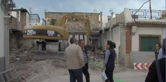 Se procede a la demolición de un inmueble a petición del Ayuntamiento, tras el consenso de los herederos (vídeo)