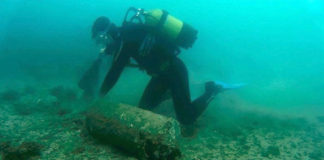 70 buceadores realizan una limpieza del fondo marino de Calahonda para sacar residuos contaminantes