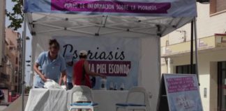 La exposición “Psoriasis, lo que la piel esconde”, llega a Motril para sensibilizar sobre la gravedad de esta enfermedad