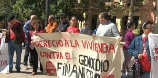 Stop Desahucios se manifiesta para impedir que una familia con dos menores de edad sea desalojada de la vivienda que ocupa
