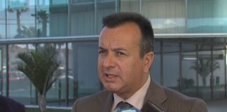 El delegado de Salud, Higinio Almagro, insta a los trabajadores del Área de Gestión Sanitaria Sur de Granada a que acudan a la mesa sectorial para solucionar los problemas