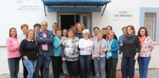La alcaldesa de Motril visitó ayer los talleres sociales para adultos en Huerta Carrasco y las Angustias