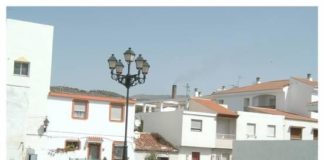 El anejo salobreñero de La guardia será cerrado al tráfico durante el verano Problemas de seguridad y de aglomeración de vehículos que dificultan el tránsito en una zona de muy limitada por la falta de espacio, han llevado a la concejalía de La Caleta a cerrar al tráfico este anejo salobreñero. Esta experiencia piloto comenzará el próximo miércoles 15 de junio y se prolongará hasta el 15 de septiembre, periodo durante el cual se podrá estacionar en los terrenos dotacionales situado a la derecha de la entrada a La Guardia. Para ello se instalará una señal informativa a la entrada y dos de dirección prohibida en los accesos, aunque sí podrán pasar los propietarios de las cocheras, vehículos autorizados y carga y descarga. Se trata de una experiencia nueva que busca la seguridad de vecinos y visitantes de la Guardia ya que, al haber solo una vía de entrada y de salida, dificulta e incluso impide la entrada de ambulancias o vehículos de emergencias, algo que ya ha ocurrido en alguna ocasión. Durante las primeras semanas la policía ejercerá una labor más informativa antes de pasar a las sanciones para aquellos que incumpla la normativa de transitar o aparcar en el anejo. Por otra parte el próximo viernes se pone en marcha la tercera edición del Festival de Habaneras y Música Popular Iberoamericana de la Costa Tropical, que durante tres jornadas se celebrará en el anfiteatro Nilo Cruz de Salobreña. Este año es Colombia el país invitado, que participará a través de dos grupos de baile que ofrecerán muestras de diferentes danzas de ese país. El espectáculo inaugural del día 17 tendrá como agrupación principal a la Orquesta de Laúdes ‘Velasco Villegas’ de Baza, mientras que cerrará la jornada el grupo Colombia Viva, que actuará los tres días con distintos espectáculos.