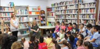 La alcaldesa participa en la Biblioteca Pública de Santa Adela en la actividad ‘Biblioteca-Escuela’ para el fomento de la lectura