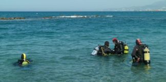 La escuela de buceo Bubbles Sea organizó el domingo una limpieza de fondos marinos en la playa de Torrenueva