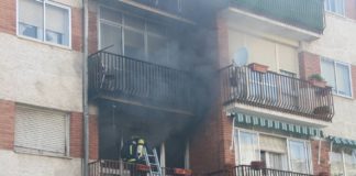 Dos personas resultan heridas en un incendio declarado en una vivienda de la calle Manuel de Falla