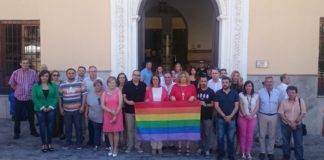 Representantes públicos y responsables de distintos colectivos sociales han secundado el minuto de silencio en recuerdo de las víctimas de Orlando