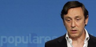 El portavoz del grupo parlamentario popular en el Congreso, Rafael Hernando ha visitado el puerto de Motril y la presa de Rules