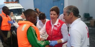 Rescatados tres inmigrantes de embarcación neumática en costa de Granada