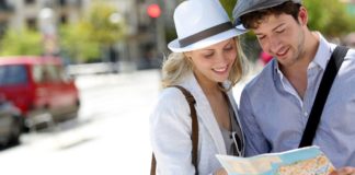 Este año los turistas que visitan España gastan más pero en estancias más cortas