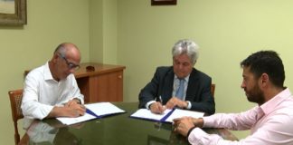 El banco BMN cede dos sillas anfibias a la ELA de Torrenueva para facilitar que personas con discapacidad física se bañen en su playa