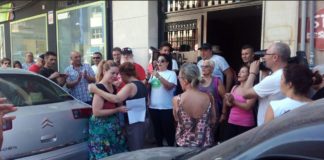 Detenido el desahucio en una vivienda de una madre que avaló a su hija