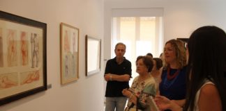 La alcaldesa y la familia del artista Hernández Quero inauguran las visitas guiadas a la exposición sobre su obra