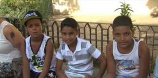 La alcaldesa de Motril, Flor Almón, recibe a una comitiva de los 23 niños saharauis que residen en Motril este verano