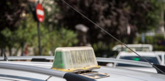 Ponen en marcha en Gualchos el primer plan de transporte a demanda en taxi para zonas rurales