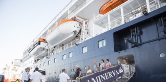 El crucero Minerva atraca en Motril con un pasaje superior a las 400 personas