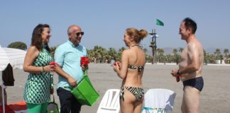 El Ayuntamiento y la Mancomunidad reparten más de 5.000 conos para evitar los restos de colillas, pipas y frutos secos en las playas