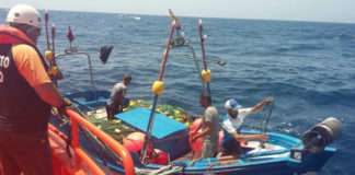 Salvamento Marítimo rescata a los tres tripulantes de un pesquero marroquí que permaneció a la deriva durante cinco días