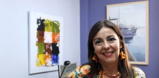 Motril reparte en sus playas 4.000 pulseras identificativas para niños y personas mayores