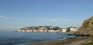 La Guardia Civil rescata el cuerpo sin vida de un norteafriacano en una playa de Almuñécar