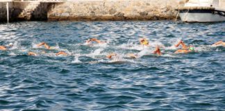 La campeona del mundo Paula Ruiz y el riojano Marcos Godoy, vencedores de la 77 travesía a nado del Puerto de Motril