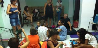 El taller ‘La Bufanda Solidaria’ recauda fondos para la Asociación de Amistad con el Pueblo Saharaüi de Motril