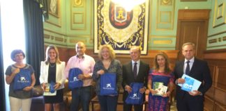 La obra social de La Caixa entrega 400 mochilas con material escolar para familias motrileñas en exclusión