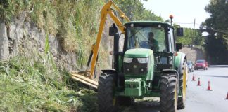 La concejalía de Agricultura limpia y acondiciona la carretera de acceso a Motril por los Candelones