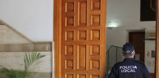 La Policía Local de Motril rescata a dos cachorros abandonados en un contenedor