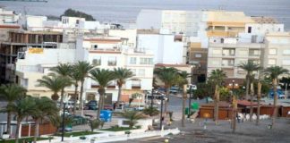 Piden doce años de cárcel por golpear con una pala a dos hombres en un bar de La Rábita