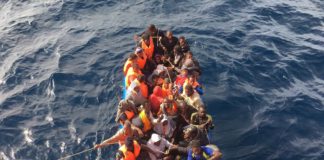 Salvamento Martítimo rescata a 59 personas que navegaban en 2 pateras por el mar de Alborán