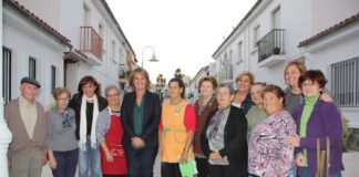 El PP visita a los mayores de Santa Adela y se interesa por las mejoras prometidas por el PSOE que “nunca llegaron”