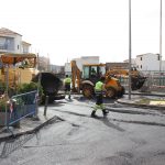 Operarios realizando trabajos de asfaltado en la calle Antonio Montero Barranco