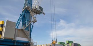 Acerinox se fija en el Puerto de Motril para exportar sus productos