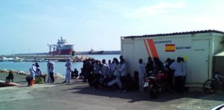 Continúa la liberación de inmigrantes llegados en patera a Motril por falta de espacio en los CIE