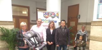 La niña motrileña Ingrid Lorenzo recibe su silla adaptada para el coche gracias a las toneladas de solidaridad de la sociedad motrileña