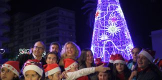 Los niños y niñas de Motril encienden la iluminación de Navidad