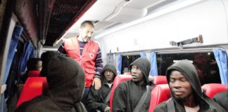 La Policía Nacional deriva a Cruz Roja los 88 inmigrantes del CETI de Motril Foto: Alba Feixas